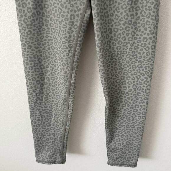 BARRE 3 x LULULEMON | Collab Gray Green Leopard Print Align High Rise | Large - Picture 4 of 7